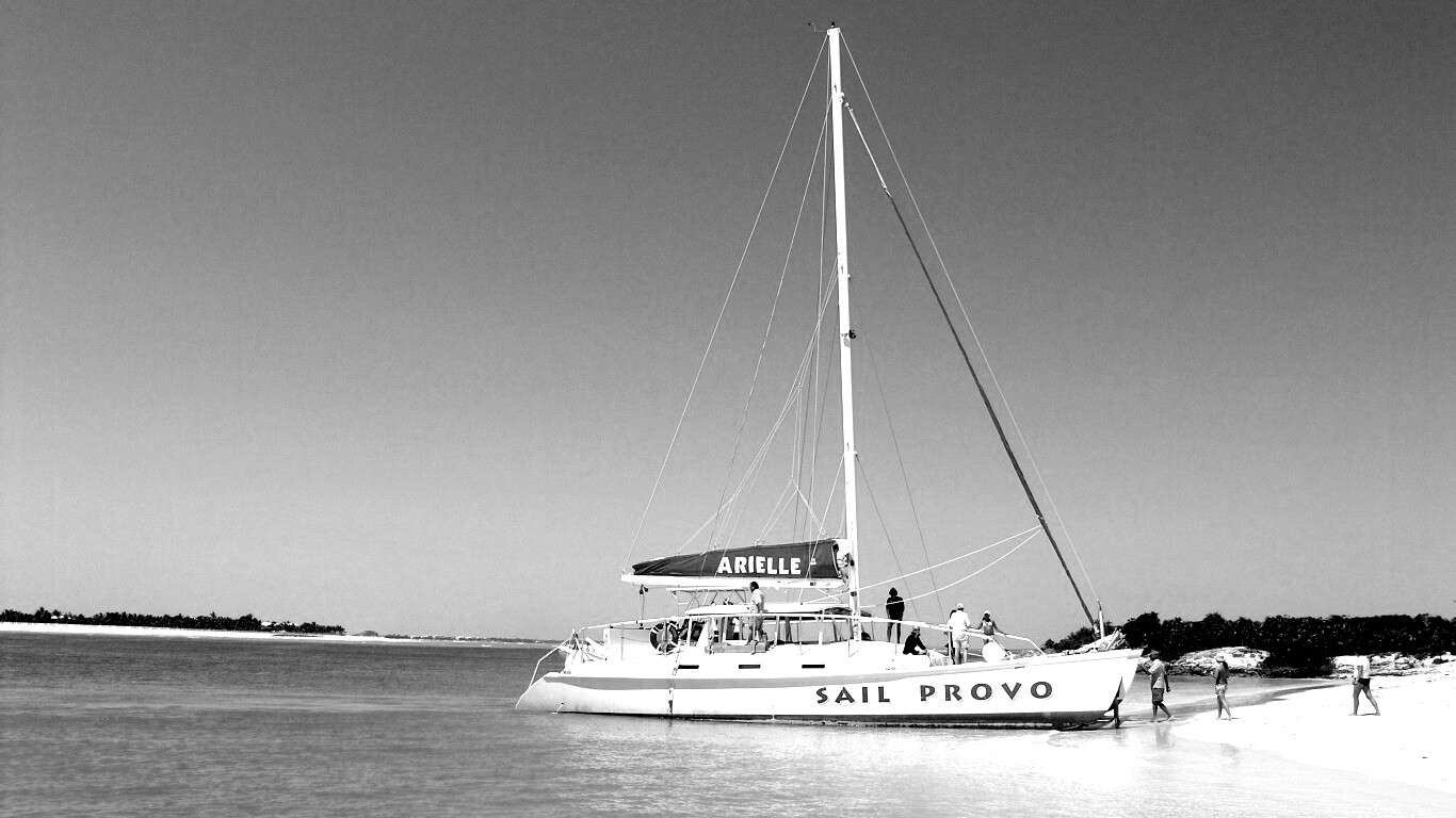 Яхта в голубой лагуне обои