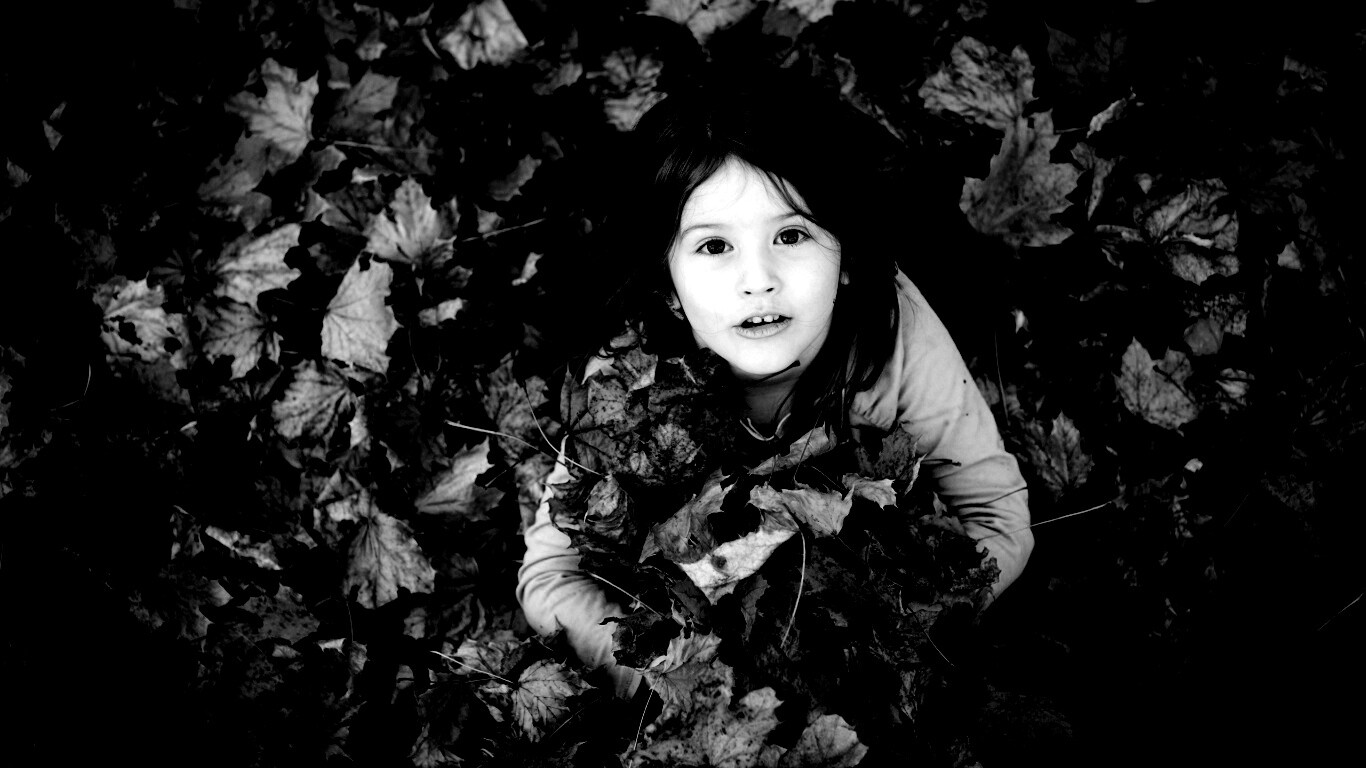 Девочка и осень обои