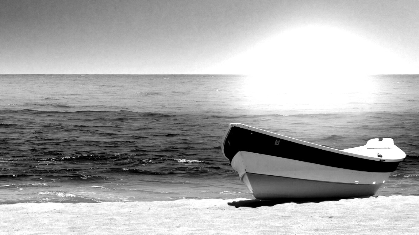 Лодка на пляже обои