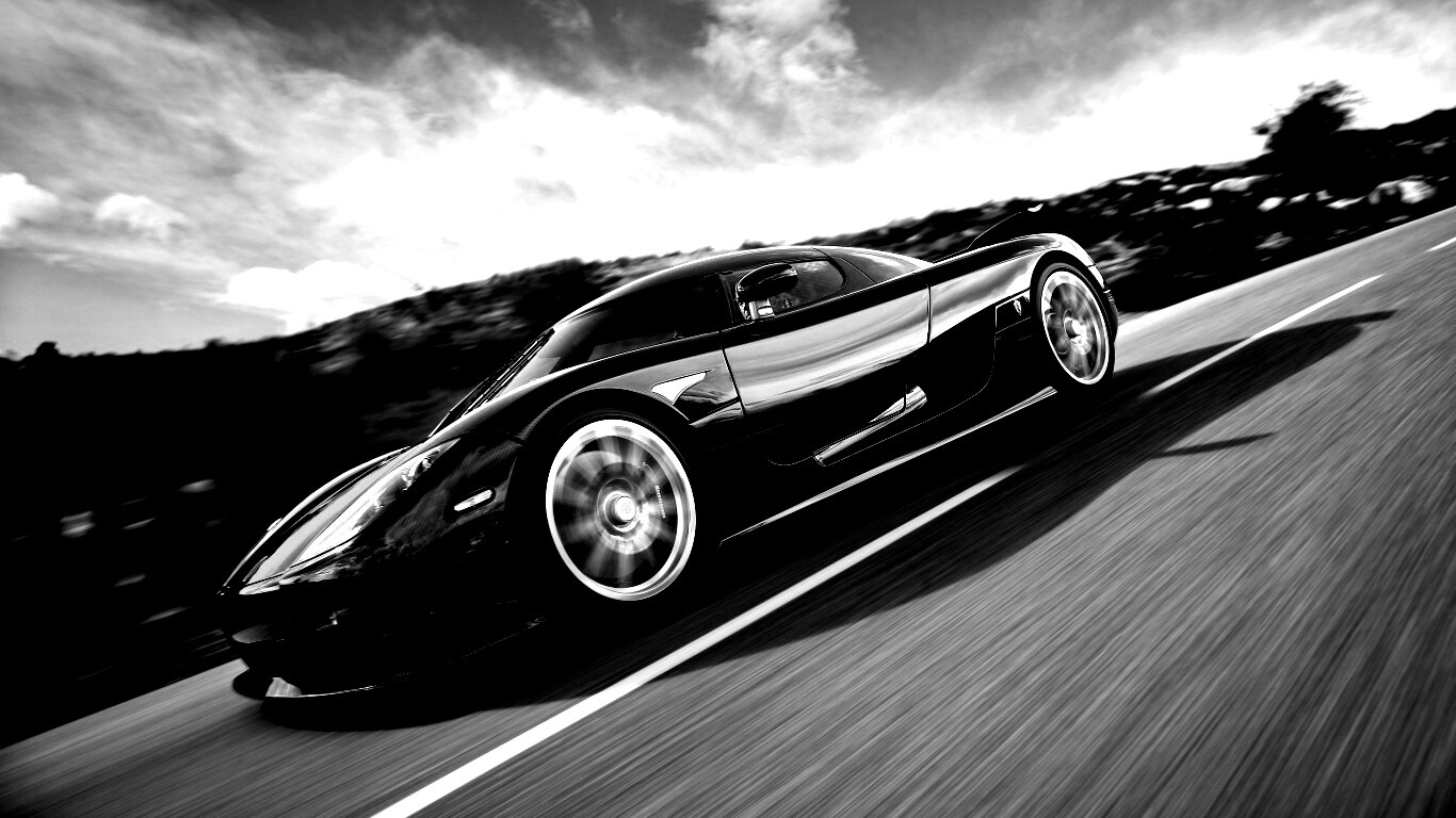 Автомобиль Koenigsegg мчится по трассе обои