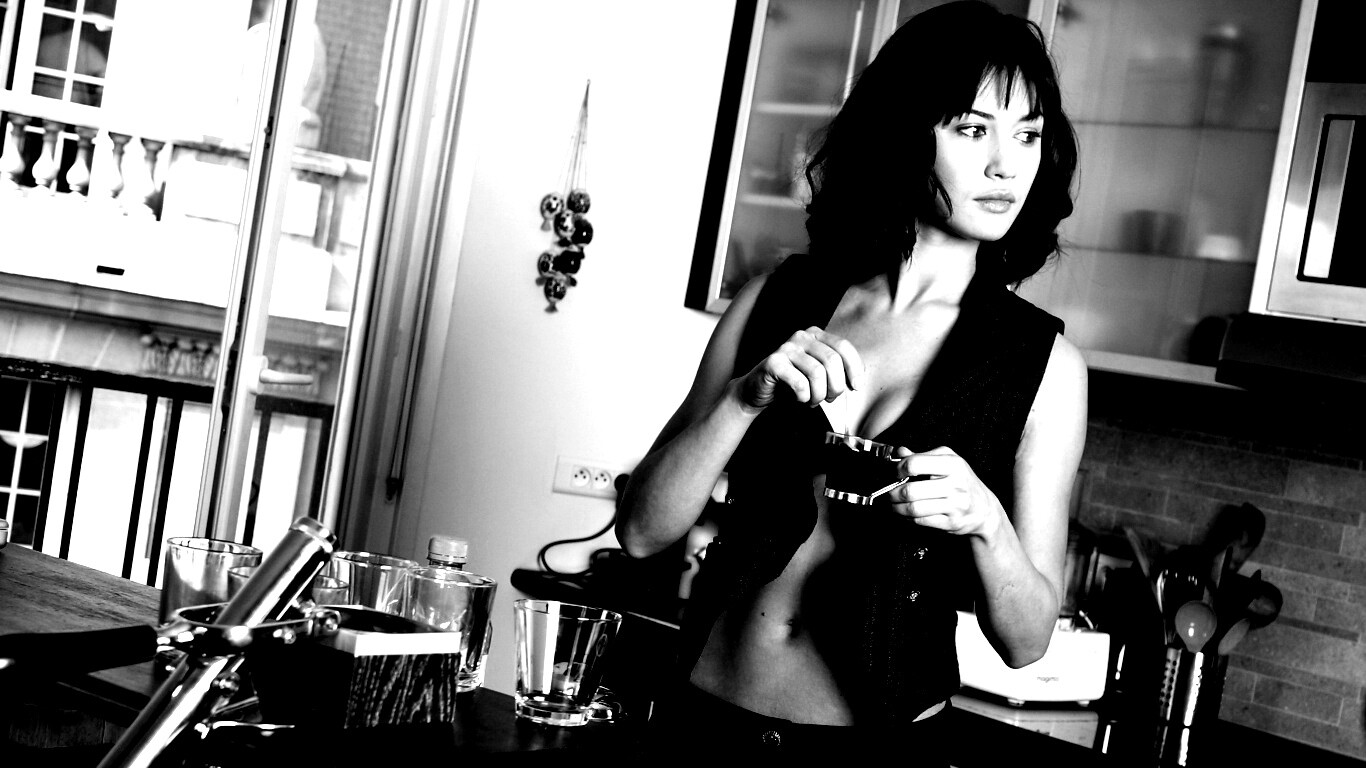 Ольга Куриленко пьет кофе обои