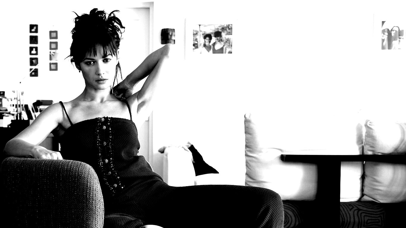 Ольга Куриленко на кресле обои