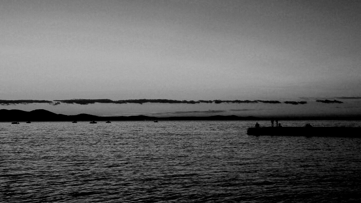 Одинокая пристань на озере обои