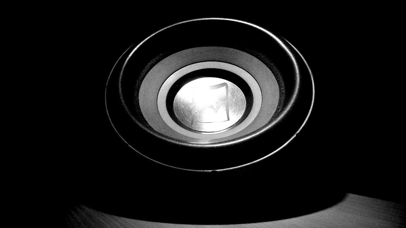 Сабвуфер в углу обои