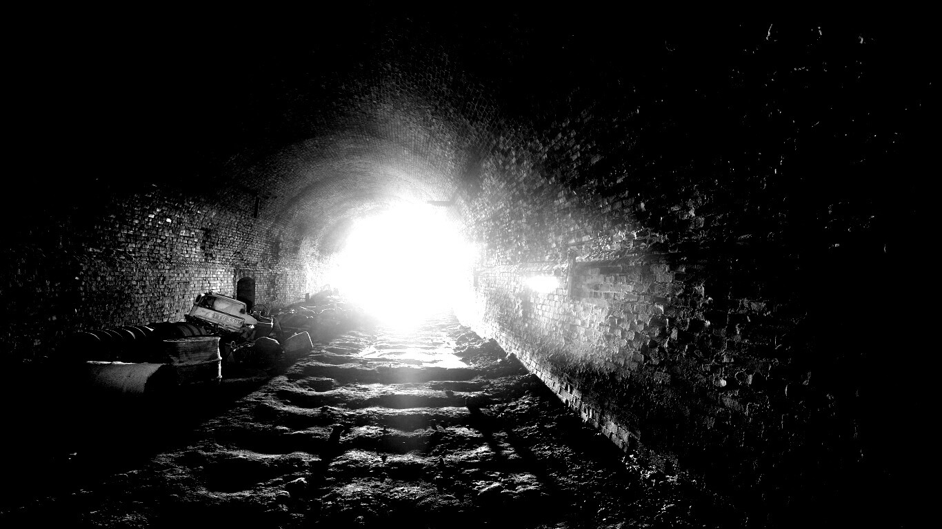 Захламленный тоннель обои