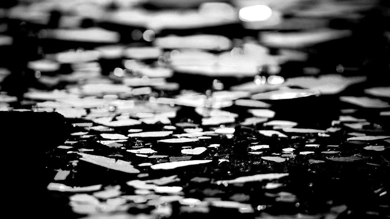 Битое стекло в лучах солнца обои