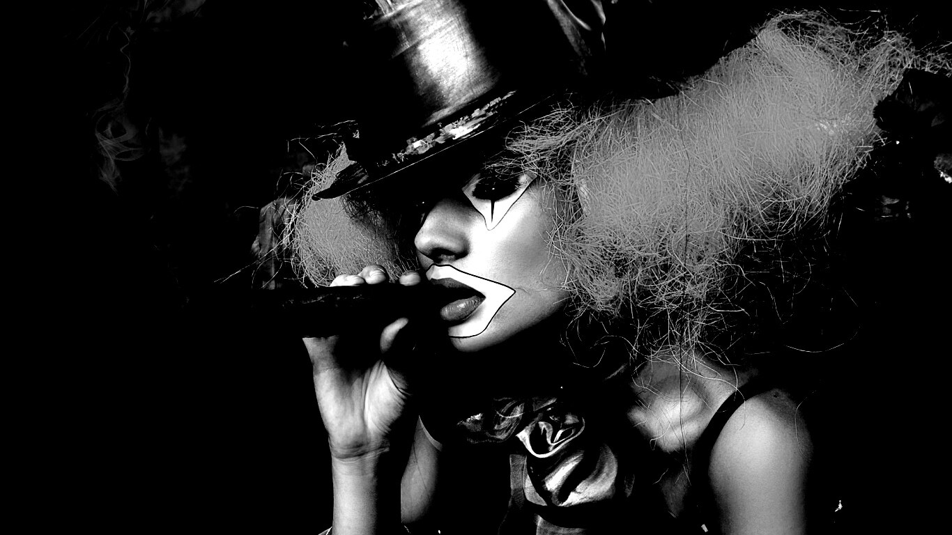 Девушка клоун курит сигару обои