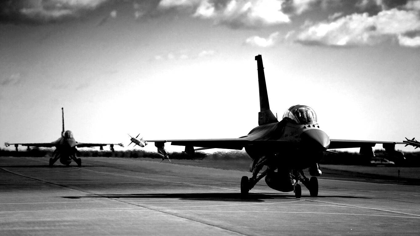 Истребители f16 Falcon на взлетной полосе обои