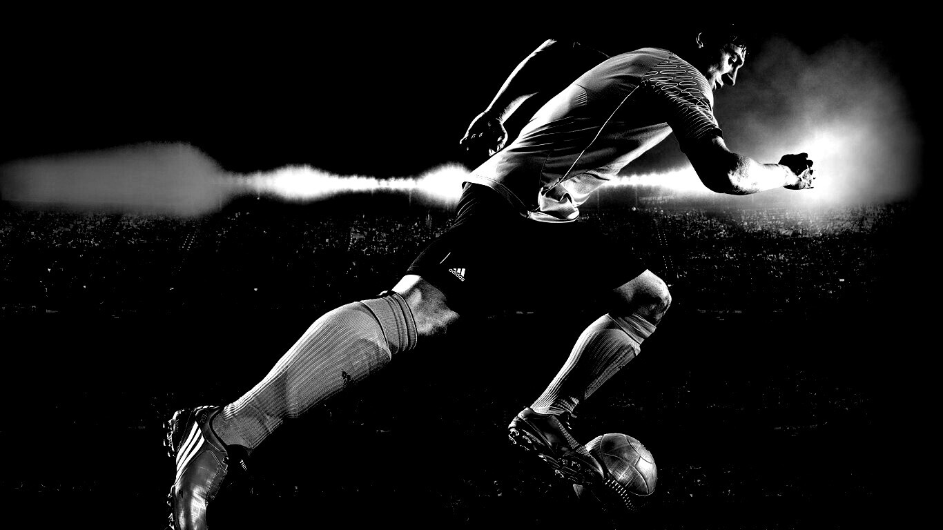 Футболист с мячом обои