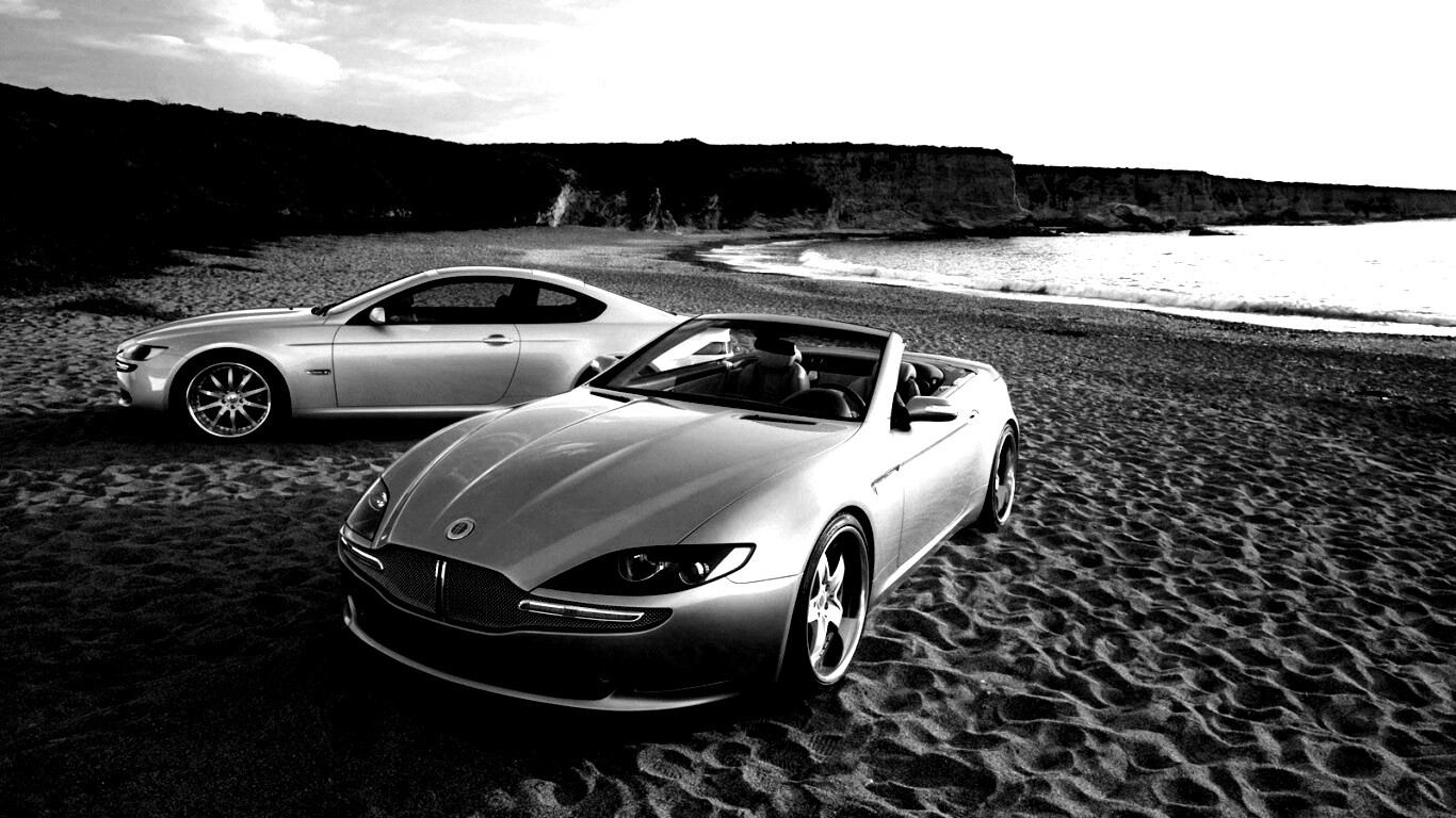 Два спорткара на берегу моря обои