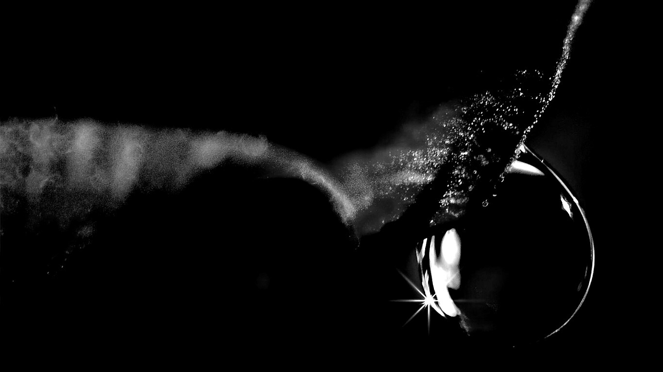 Макро капля на лепестке обои