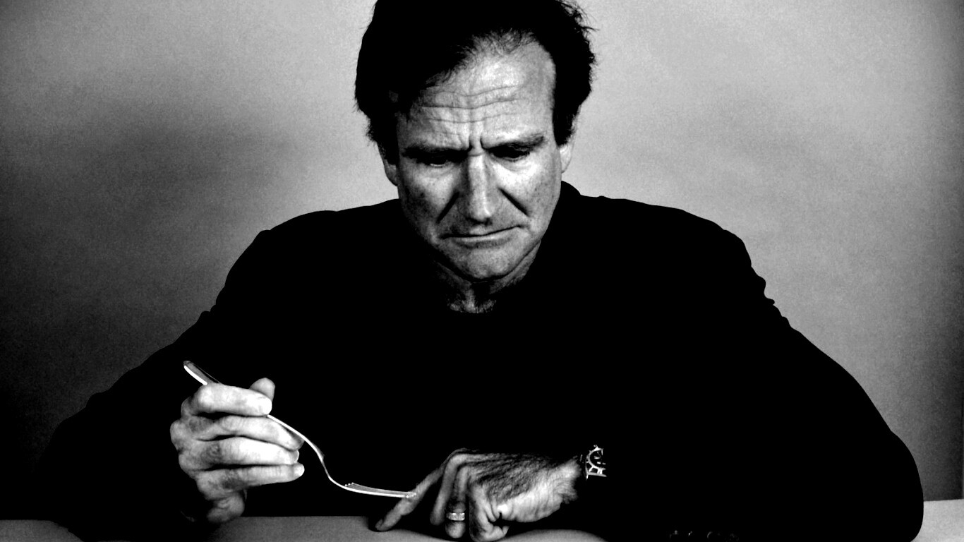 Робин Уильямс перед зеркалом обои