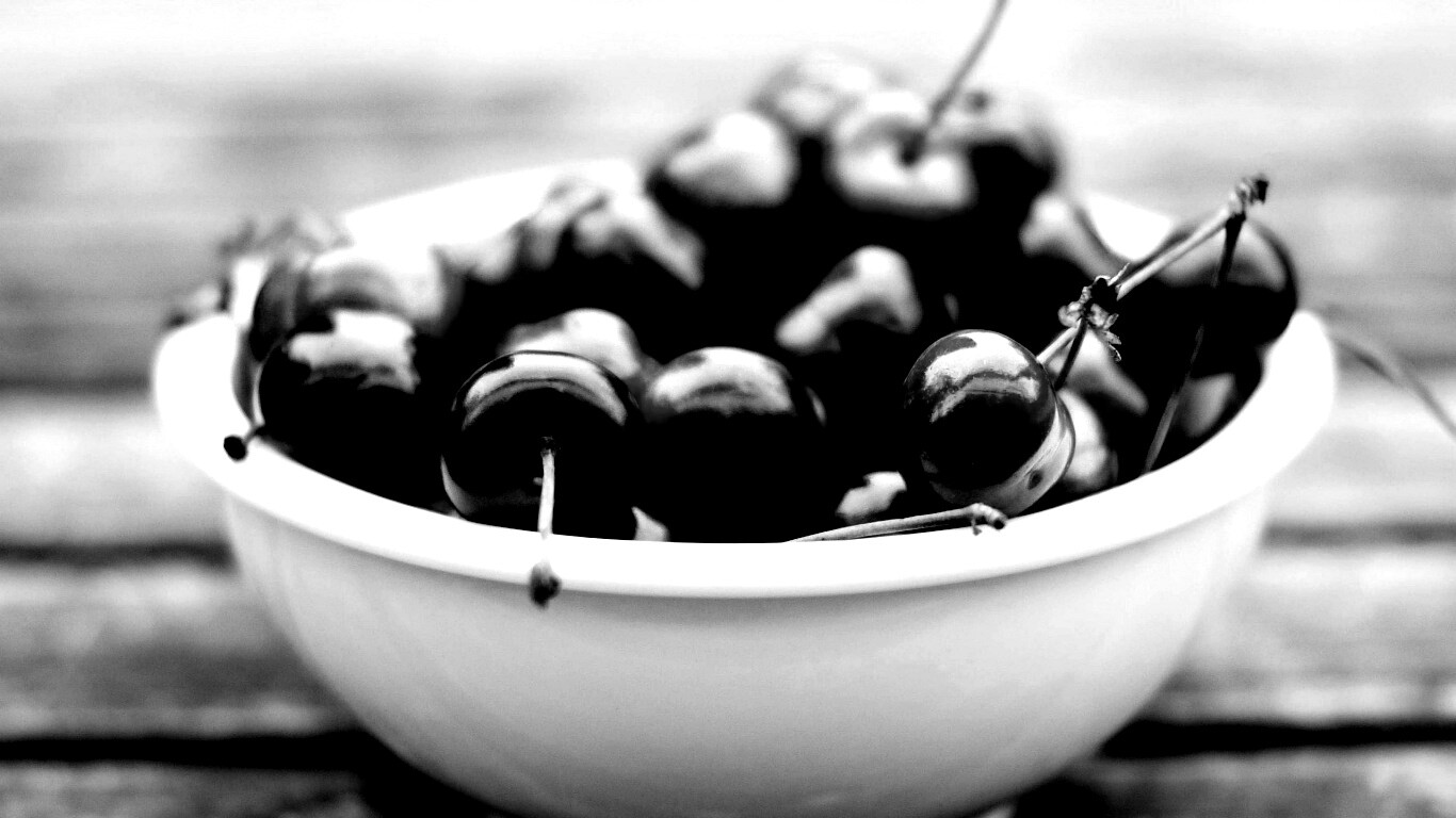 Миска спелой черешни обои