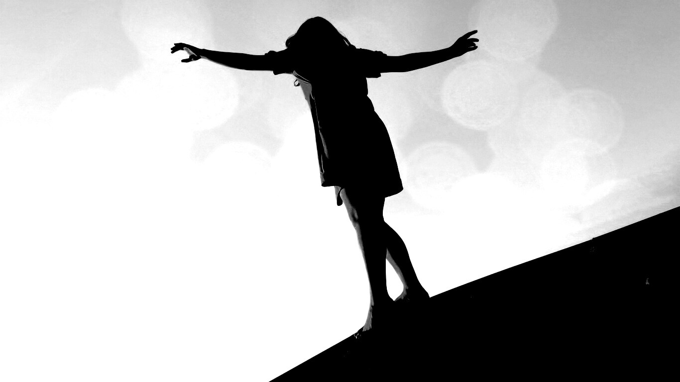 Девушка на крутой крыше обои