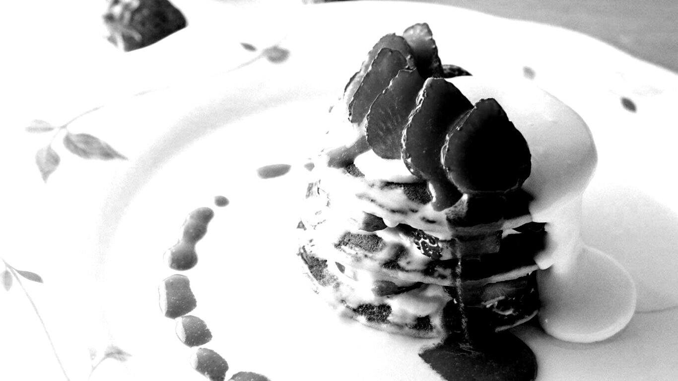 Блинчики с клубникой обои