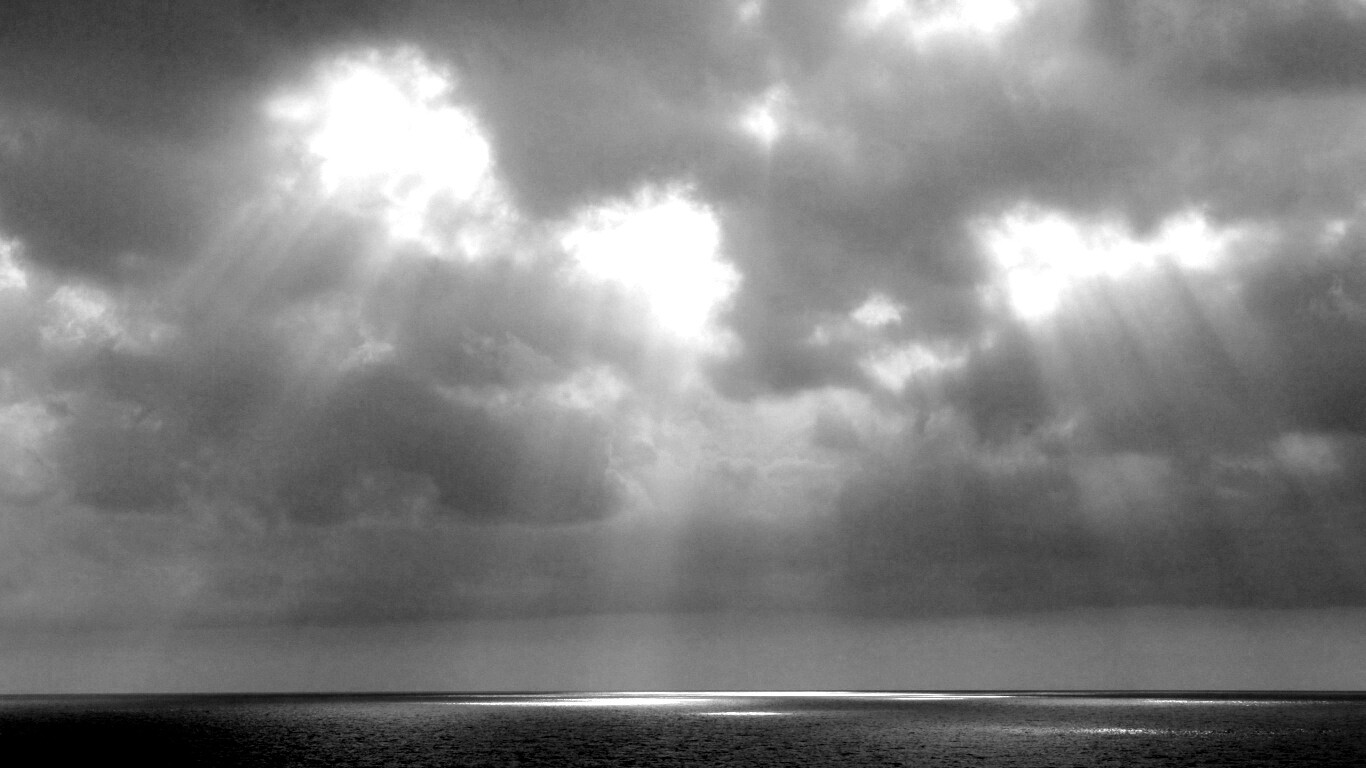 Свет на воде обои