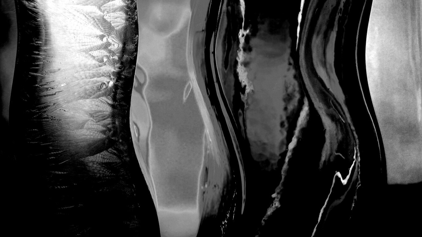 Цветные линии на стекле обои