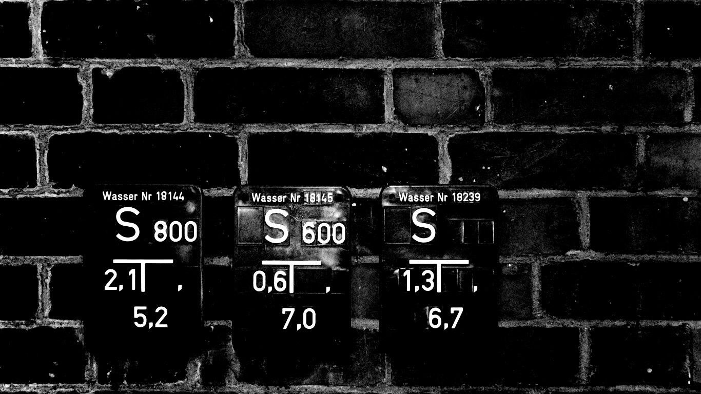 Стена с обозначениями обои