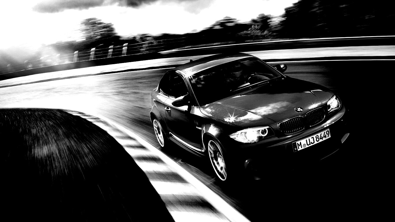 Гонщик за рулем BMW M1 обои