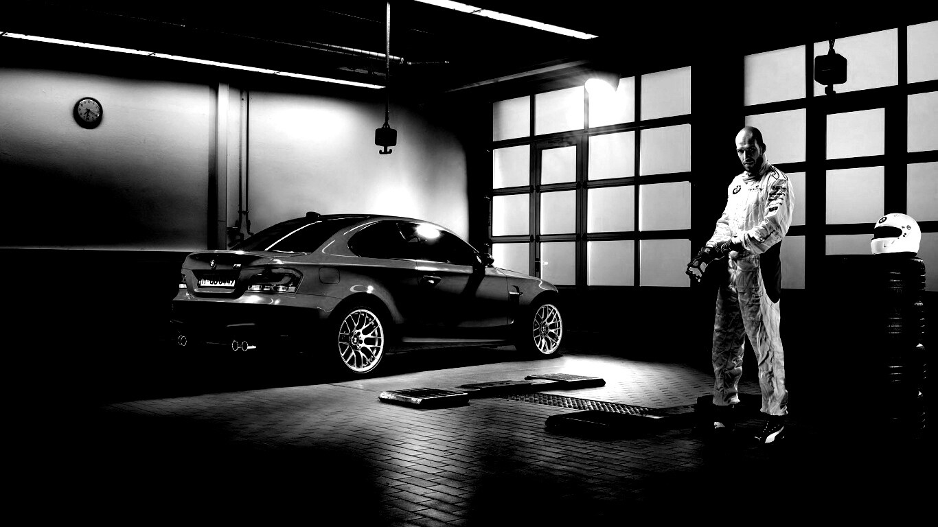 Гонщик и BMW M1 в гараже обои