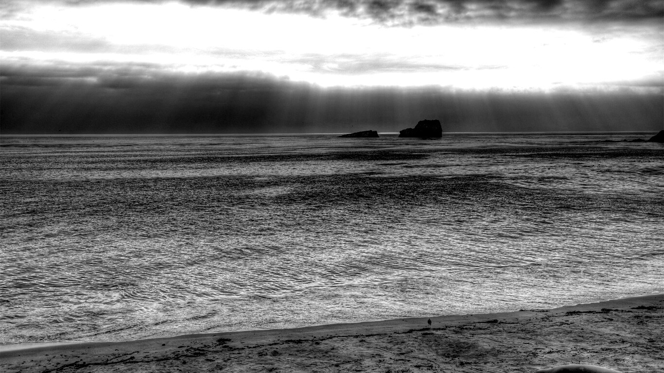 Пляж на фоне светящегосы неба обои