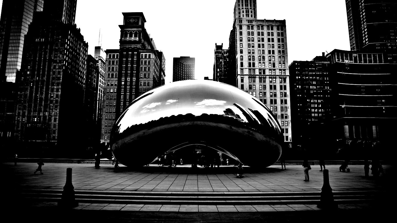 Отражение города в зеркальном монументе обои