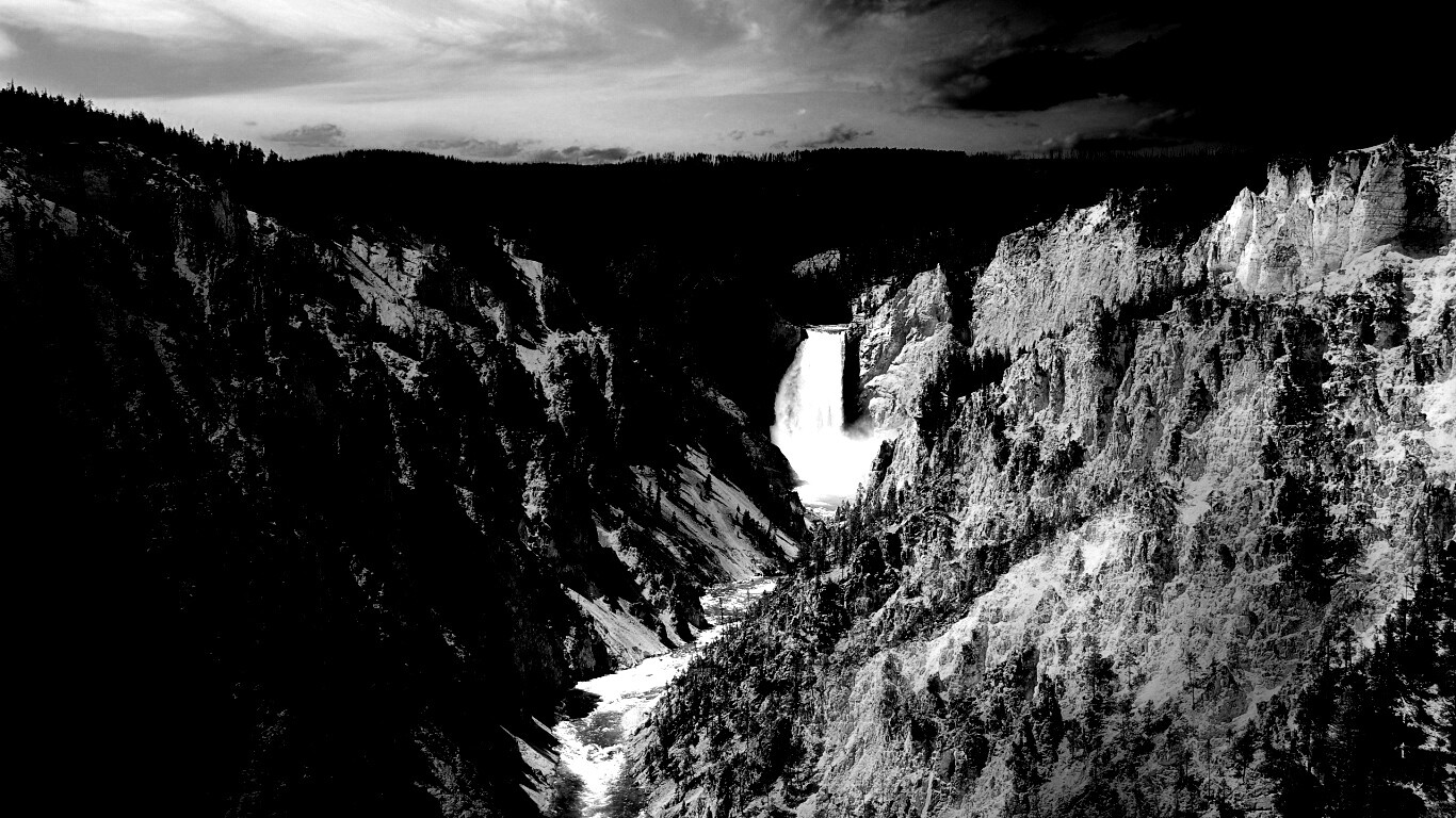 Водопад в скалистой местности обои