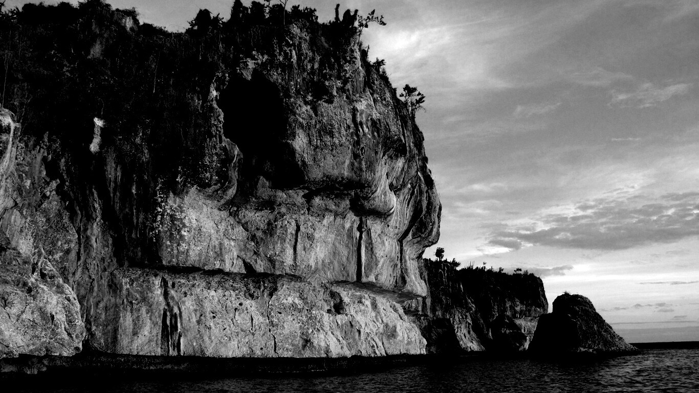 Пещера в скале над морем обои