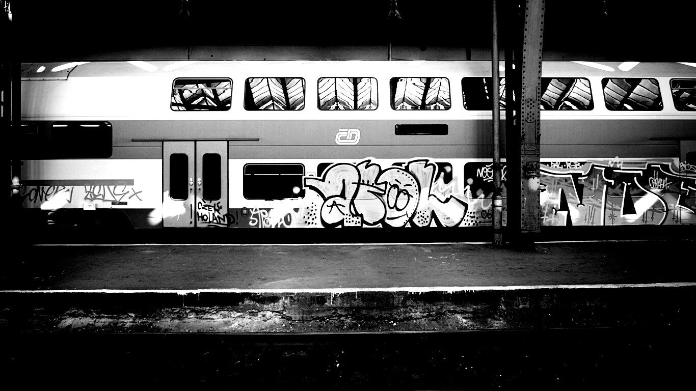 Изрисованный вагон метро обои