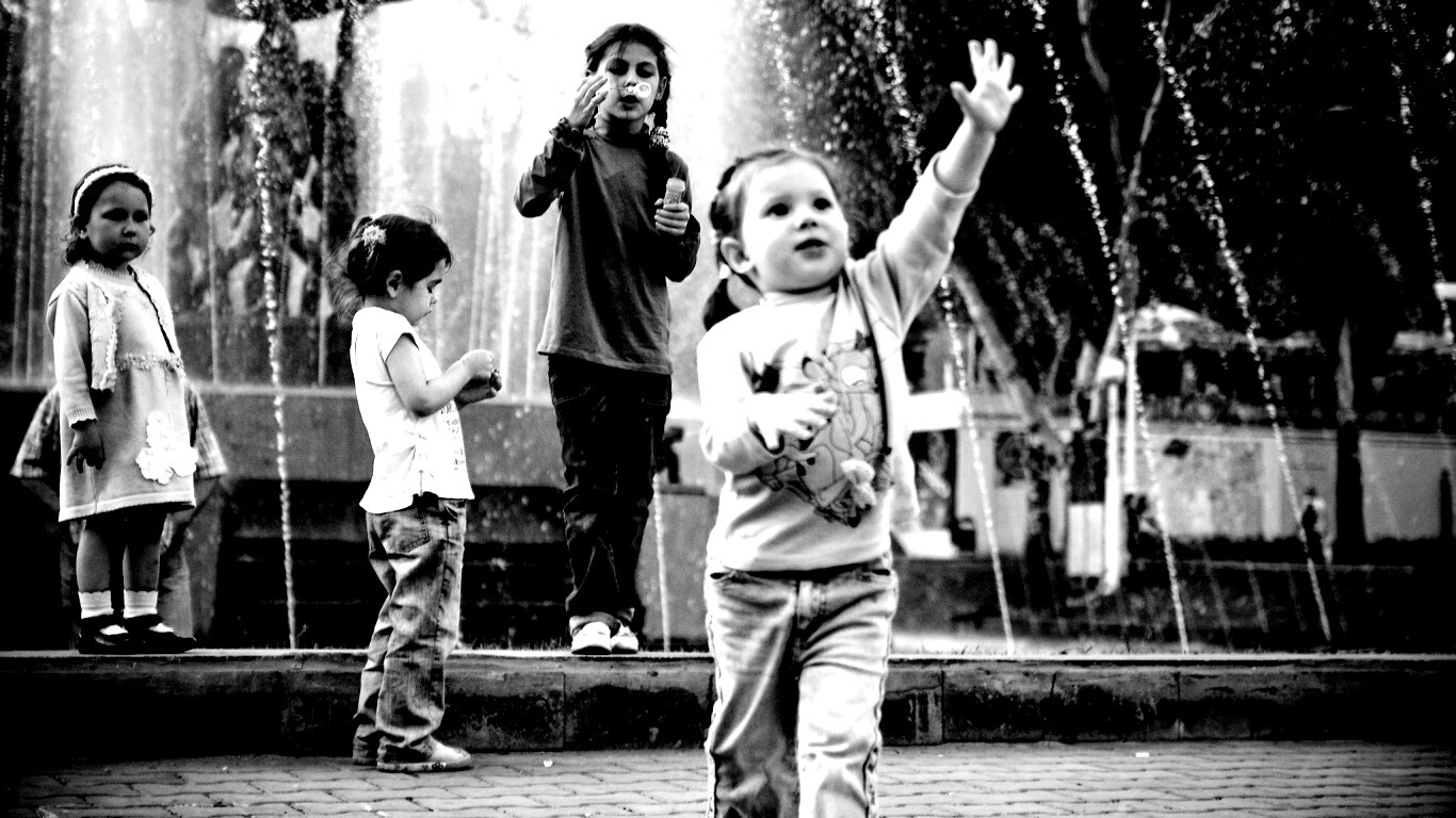 Дети у фонтана обои