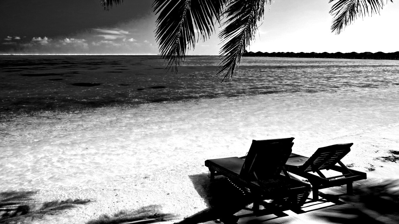 Шезлонги у самой воды обои