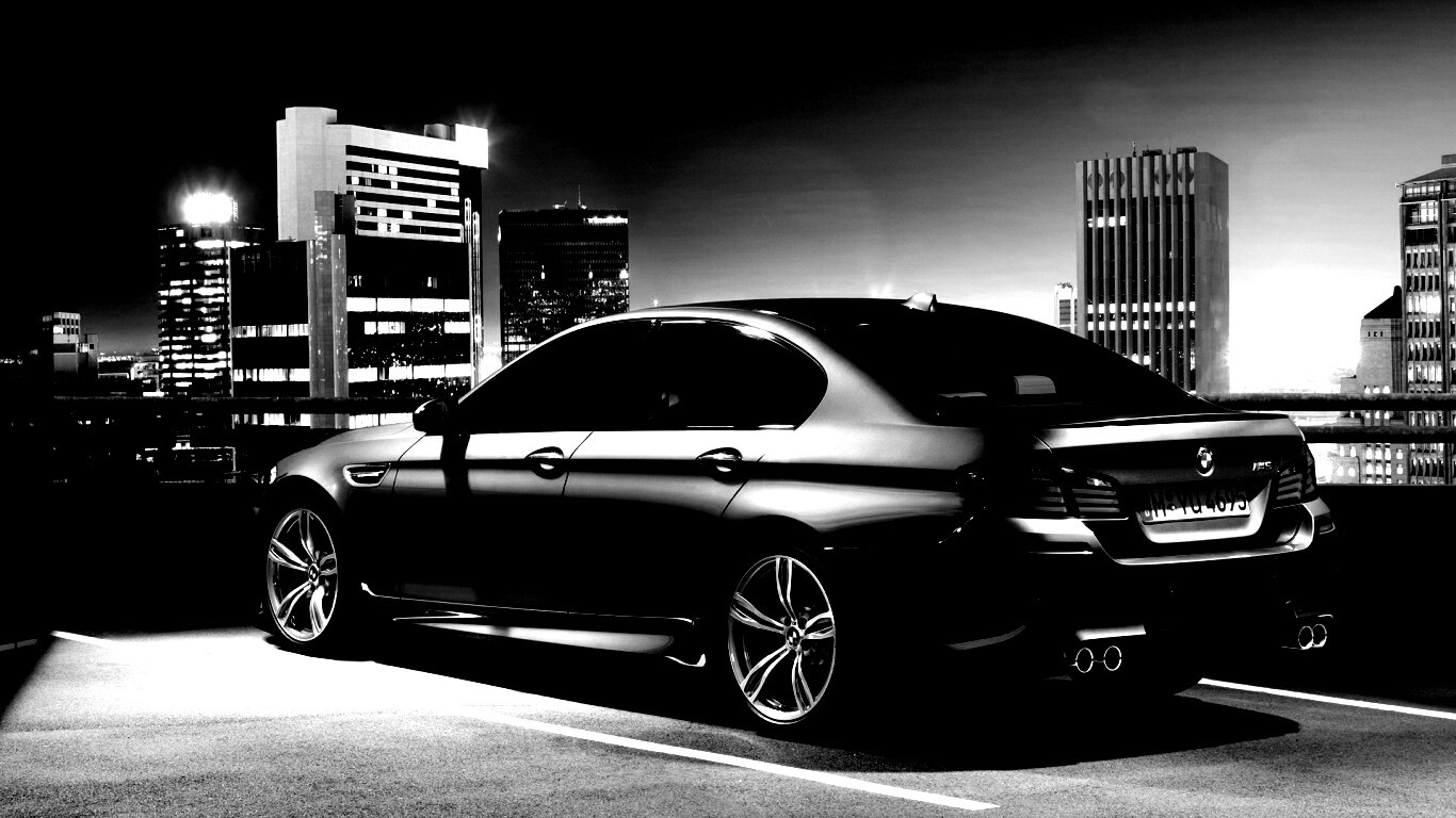 BMW F10 на городской парковке обои
