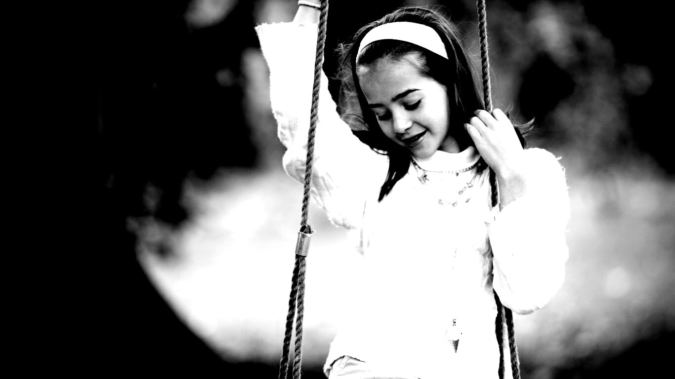 Девочка на качелях обои