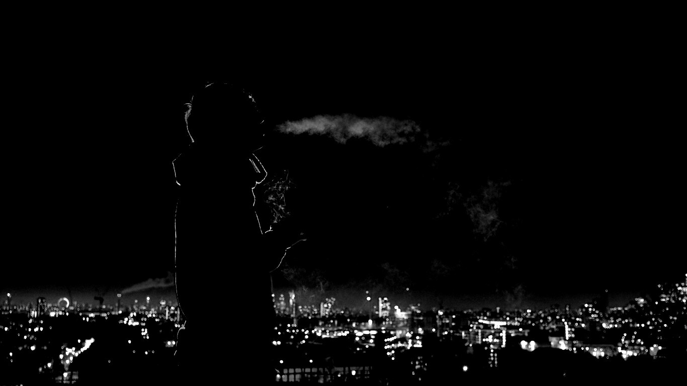 Курящий на крыше парень обои