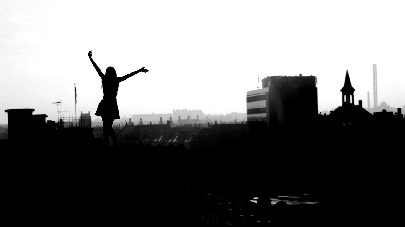 Девушка на крыше обои