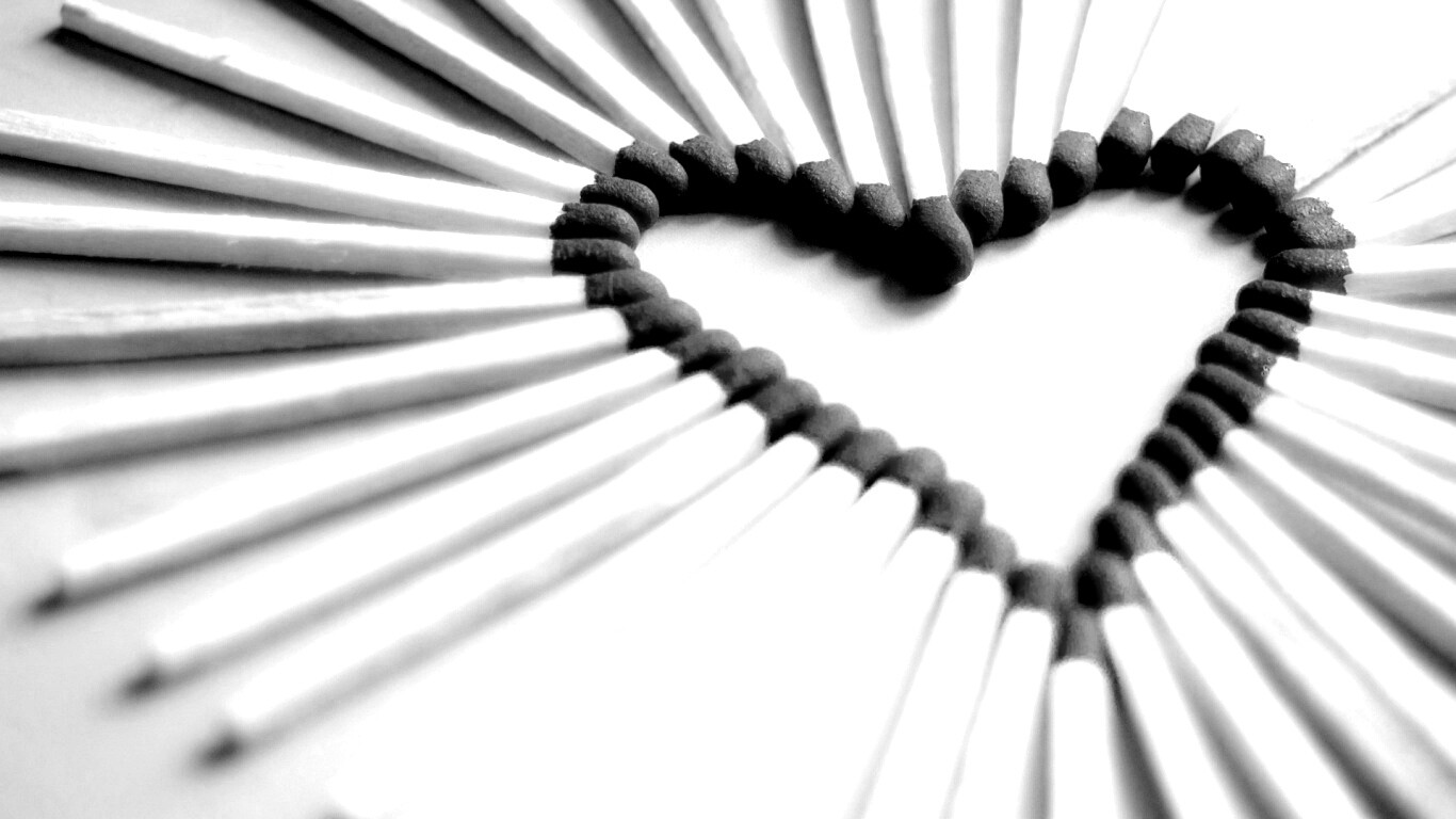 Сердечко из спичек обои