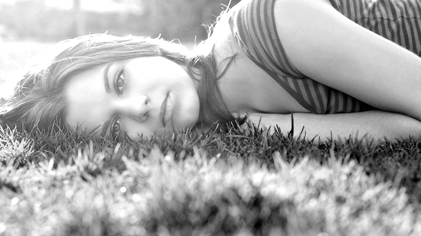 Девушка на траве обои