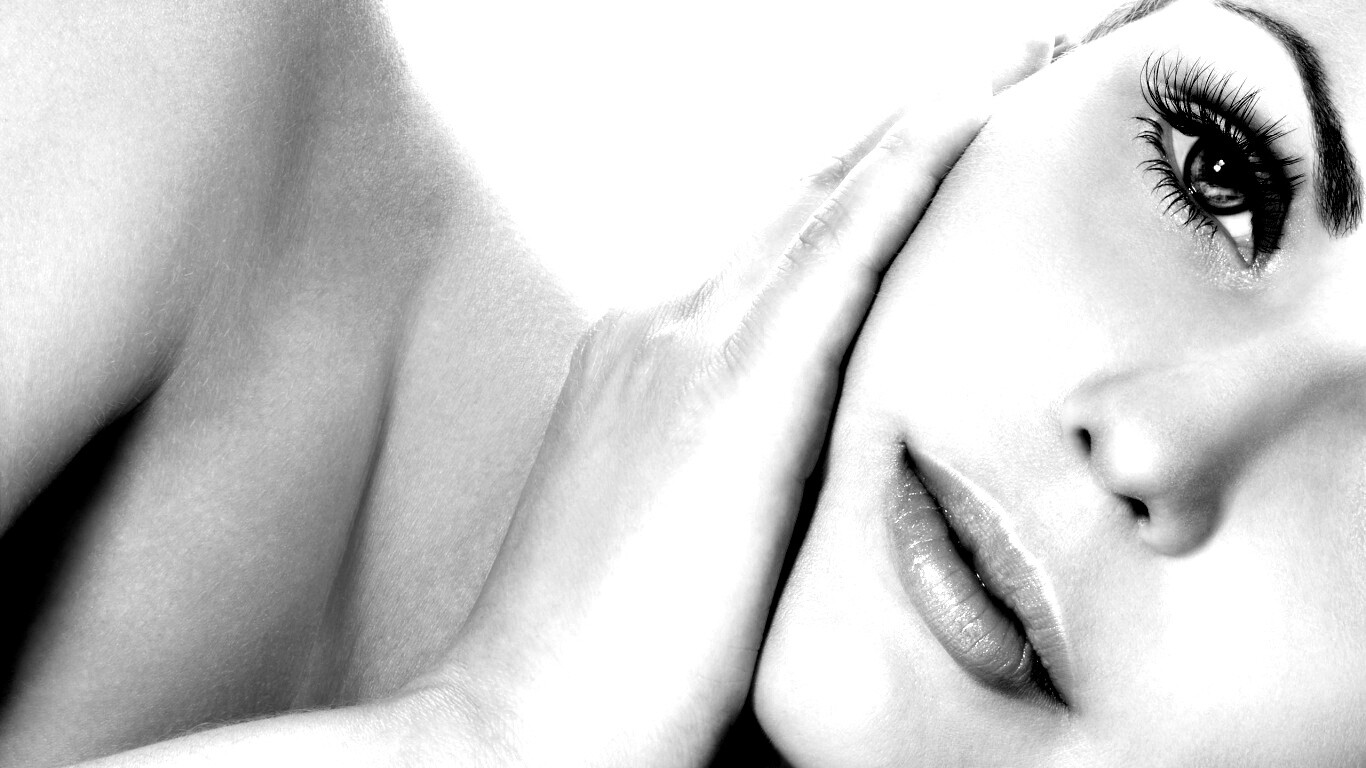 Взгляд из под ресниц обои