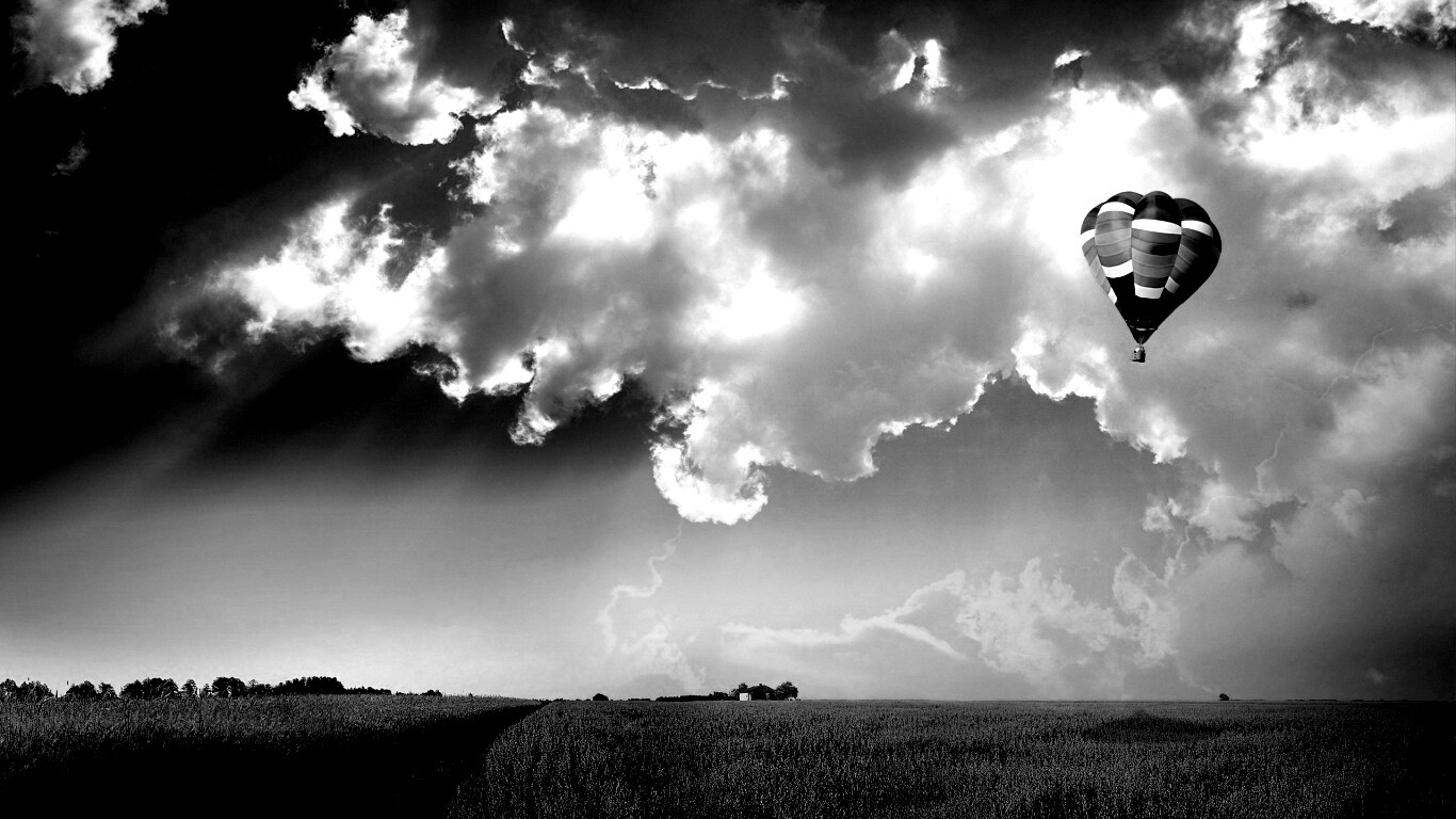 Воздушный шар над зеленым лугом обои