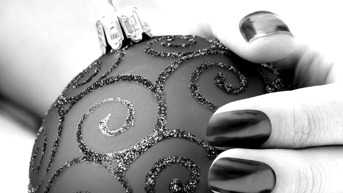 Елочная игрушка в руке обои