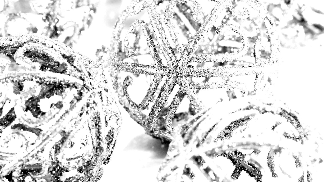 Серебрянные новогодние шары обои