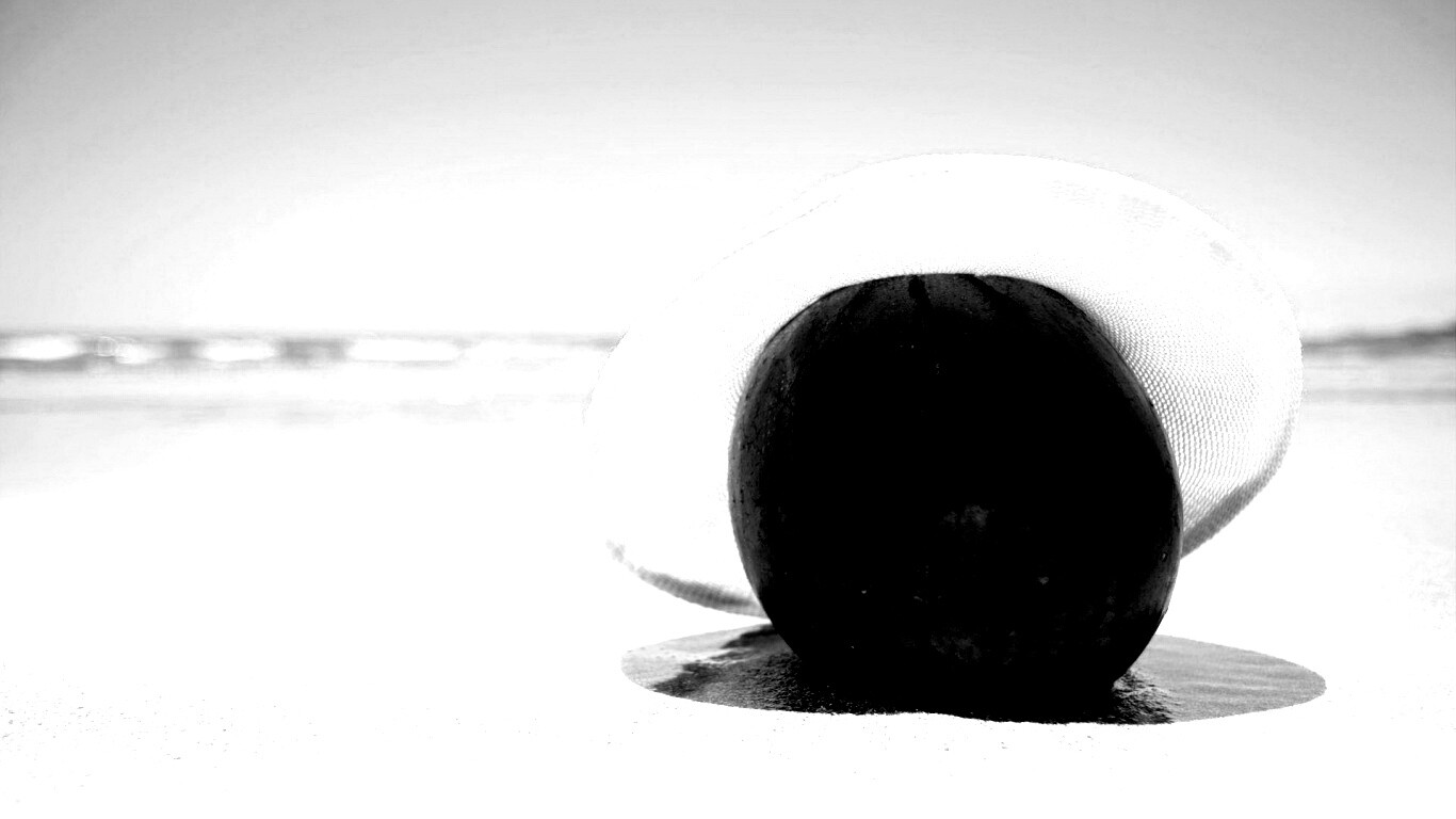 Арбуз в летней шляпке на пляже обои