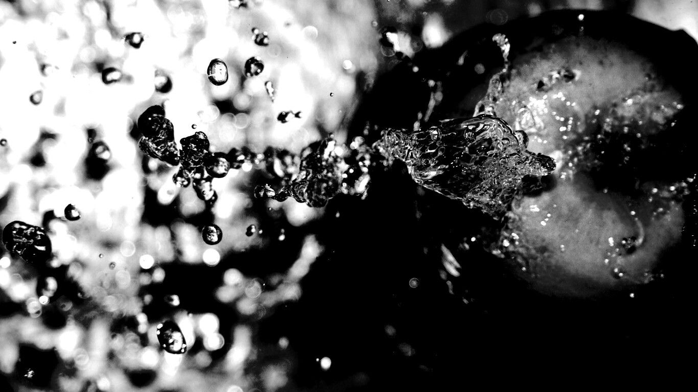 Брызги на яблоке обои