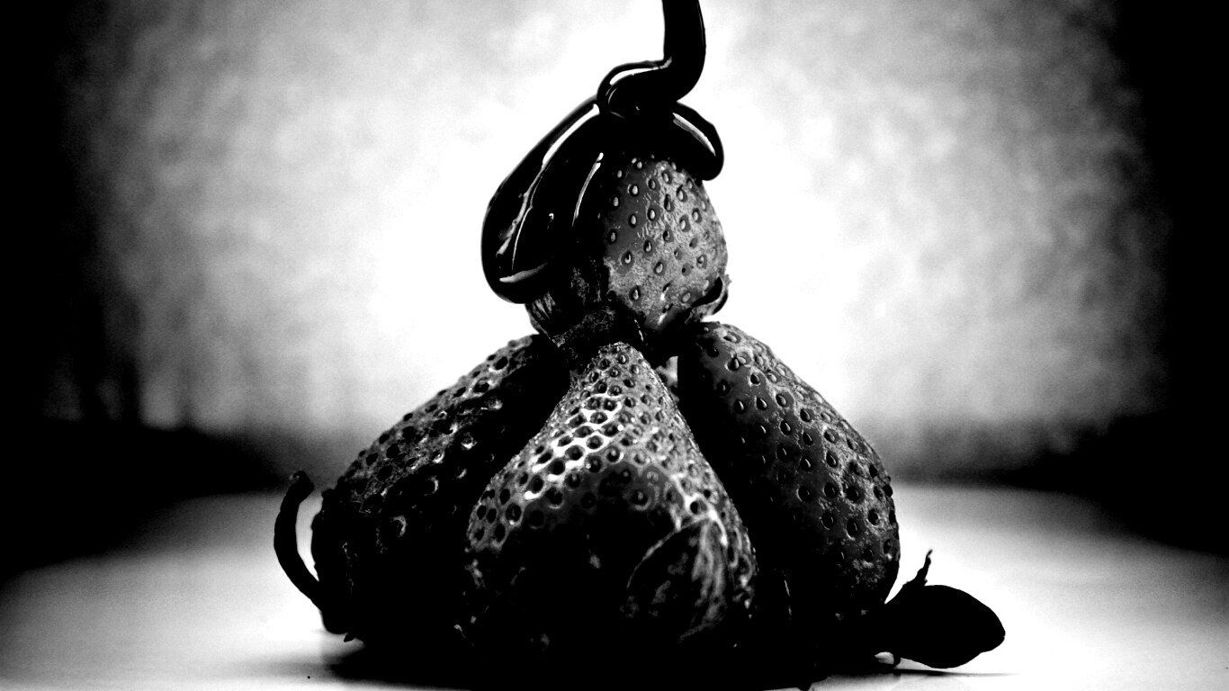 Аппетитная клубничка с шоколадом обои