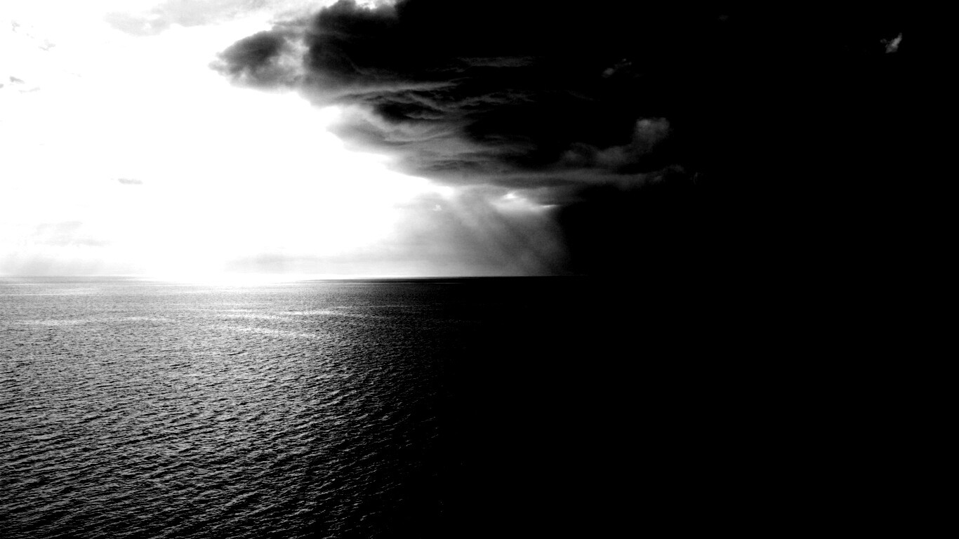 Синее море и грозные тучи обои