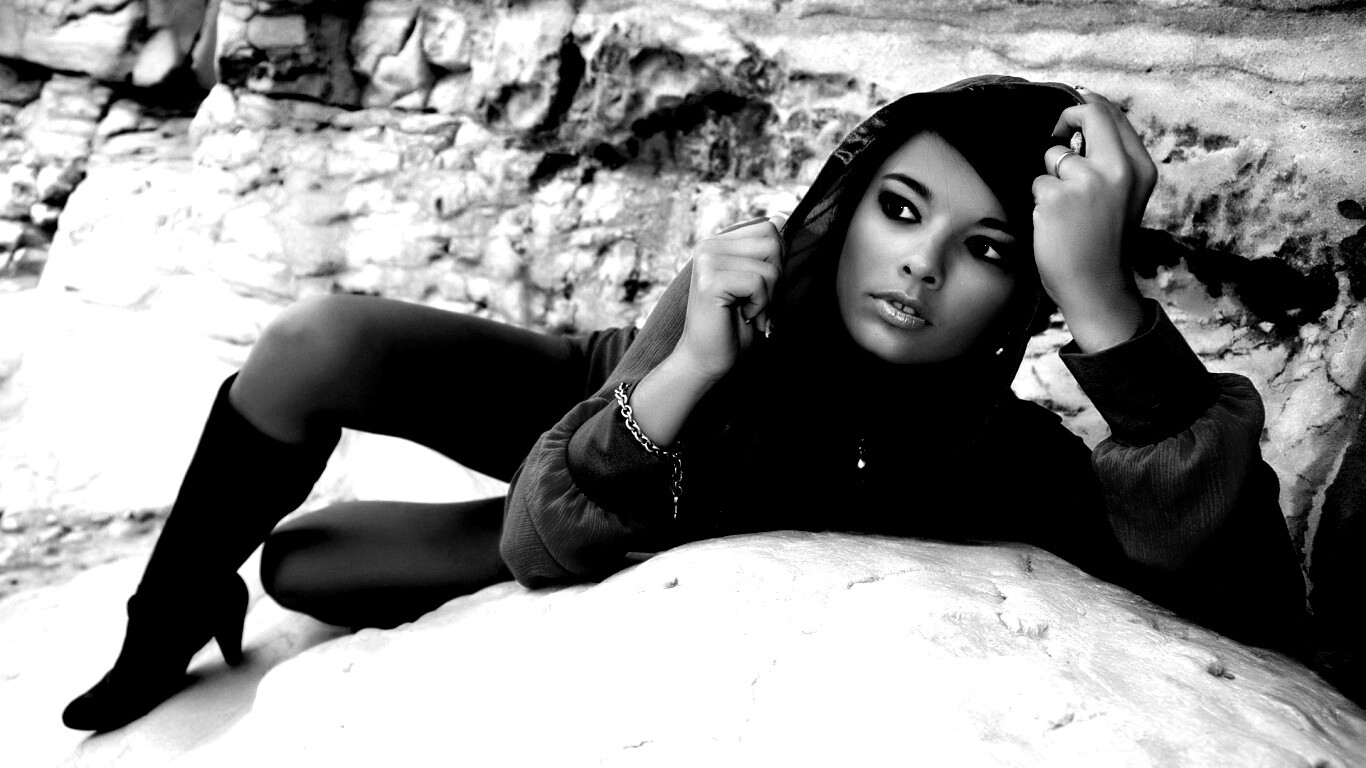 Девушка в розовой накидке обои