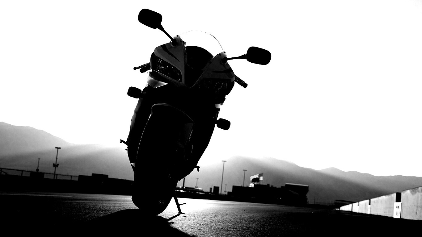 Мотоцикл на фоне заходящего солнца обои