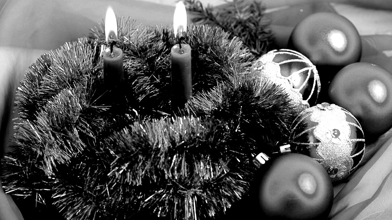 Свечки и новогодняя мишура обои