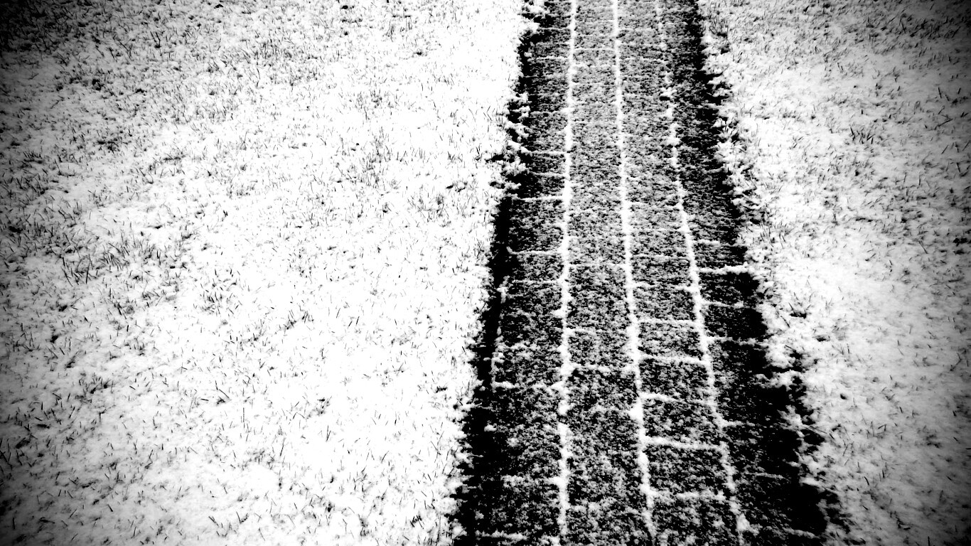 След покрышек в снегу обои