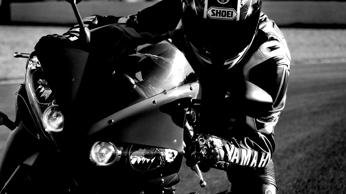 Мотоциклист на красной ямахе обои